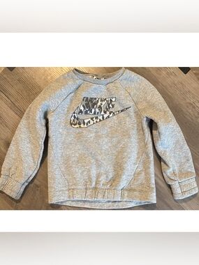 Nike Girls’ Light Gray Sweatshirt with Leopard Swoosh. Size 5-6.